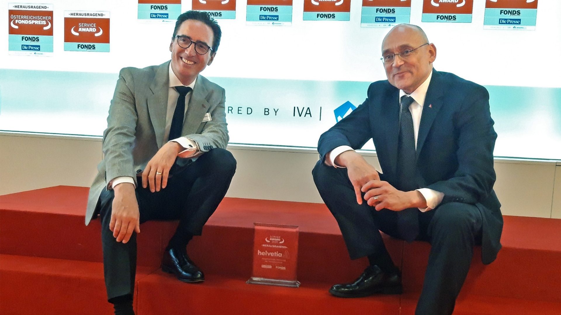 Werner Panhauser und Alexander Neubauer nehmen den FONDS professionell Service Award 2020 für Helvetia entgegen. © Helvetia