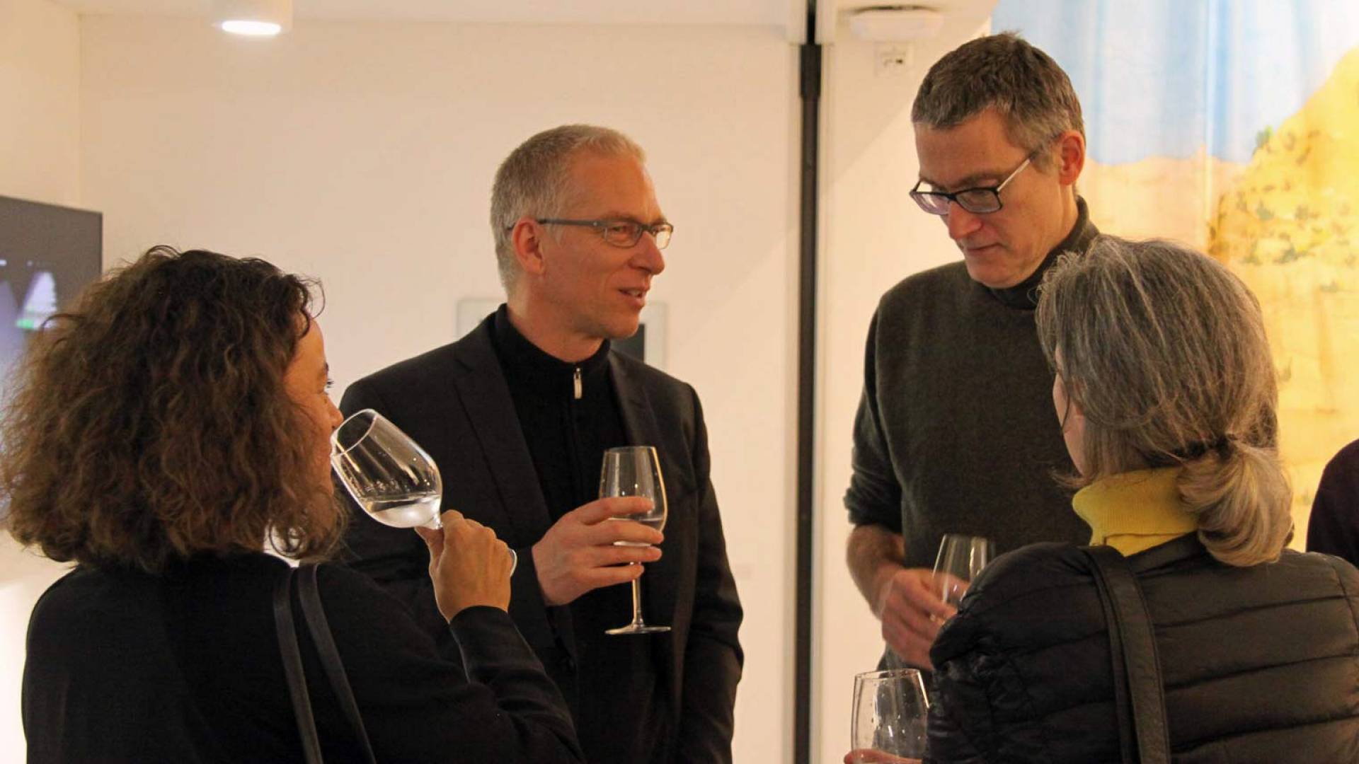 Von links: Ines Goldbach, Direktorin Kunsthaus Baselland, und Roland Wetzel, Direktor Museum Tinguely, im Gespräch mit Christoph van den Berg und Monica Studer.