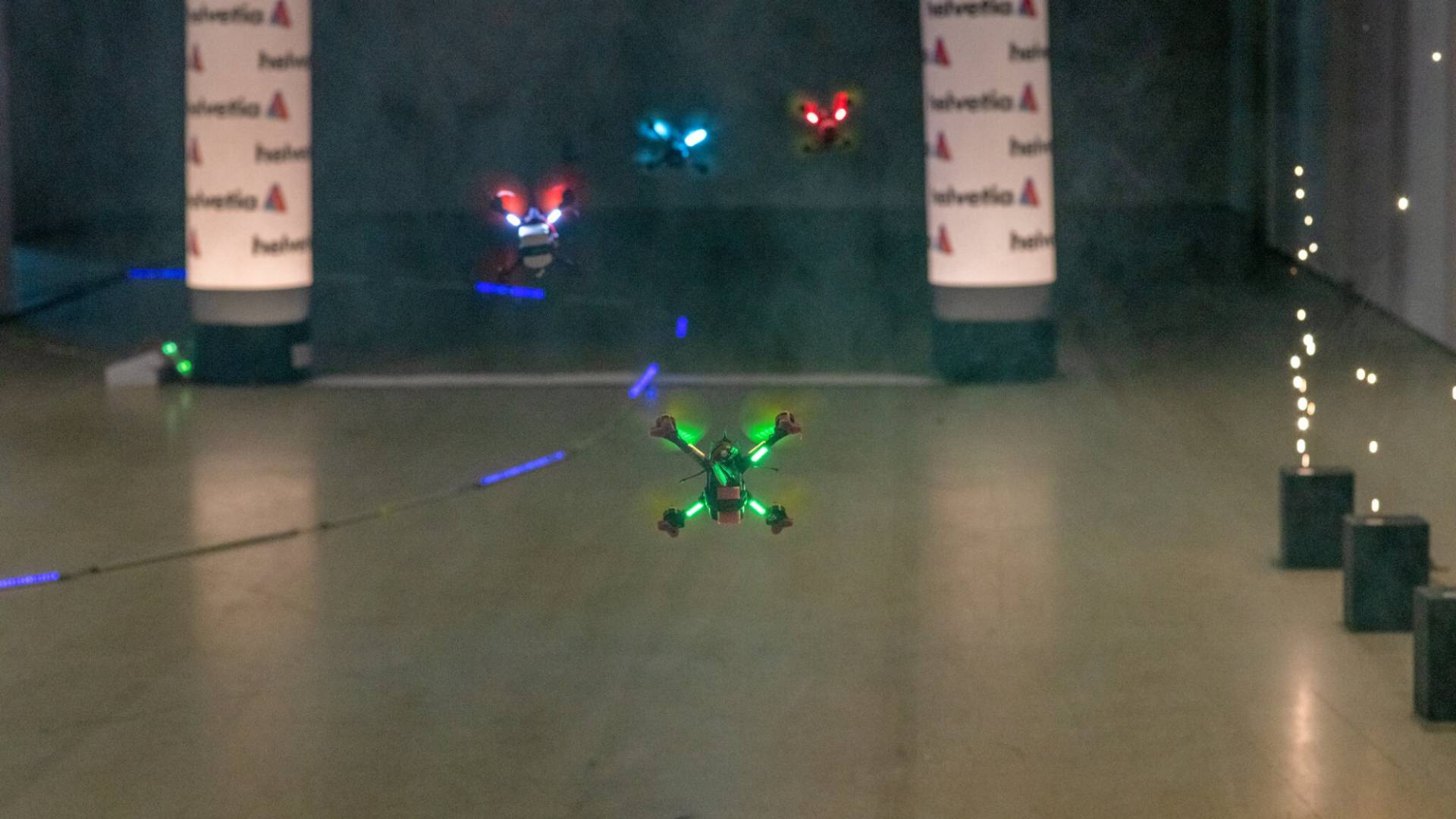 Les drones se faufilent entre les obstacles sur la piste de course.