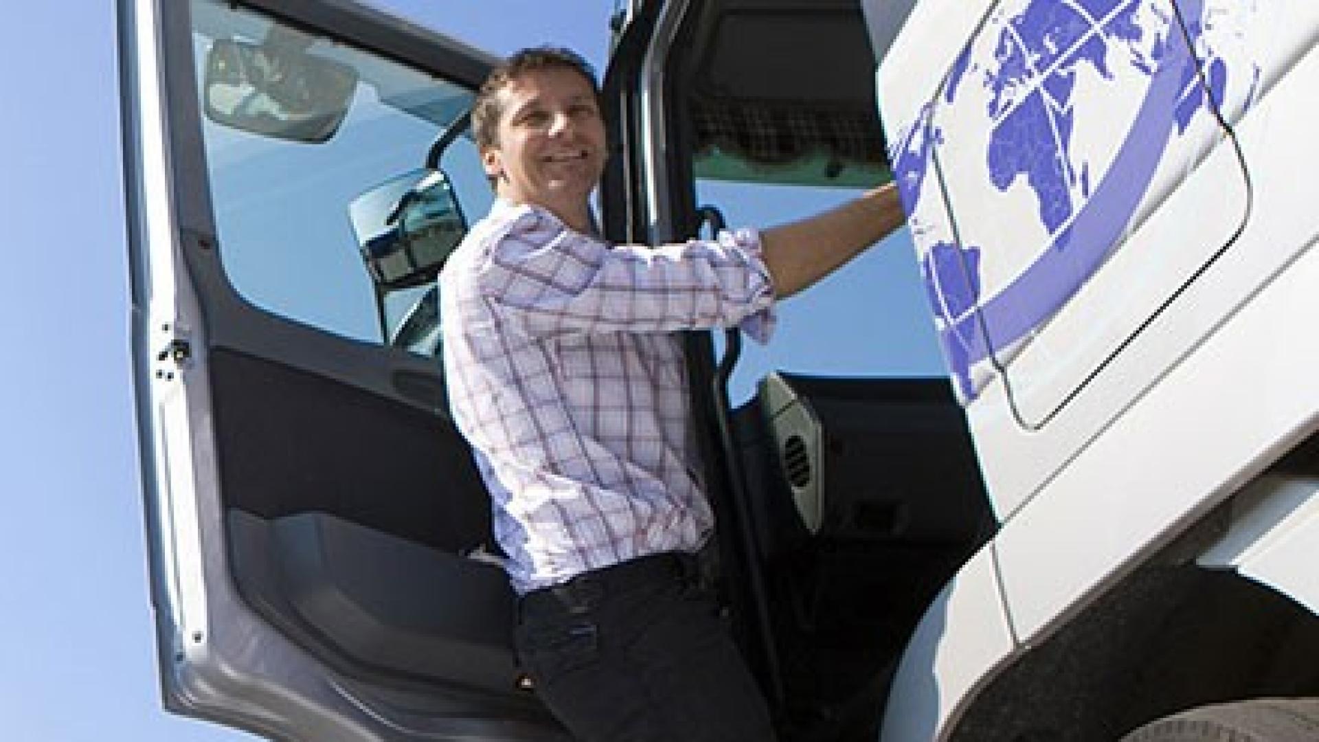 LKW-Fahrer steigt in seinen LKW | Helvetia Versicherungen Deutschland