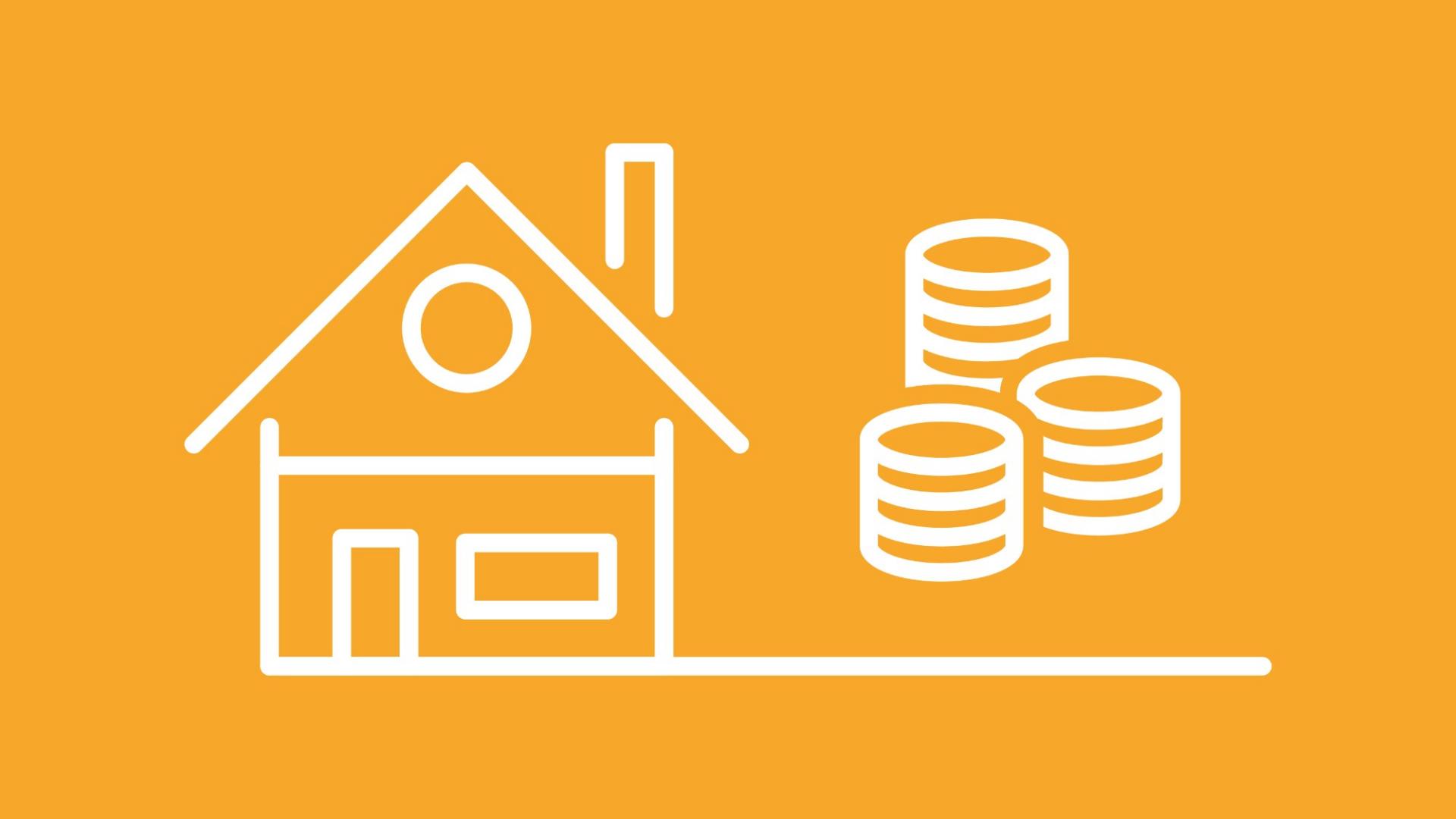 Neben einem Haus sind unterschiedlich hohe Münzstapel zu sehen, welche die Versicherungssumme repräsentieren, die für die Berechnung der Hausratversicherung Kosten benötigt wird.