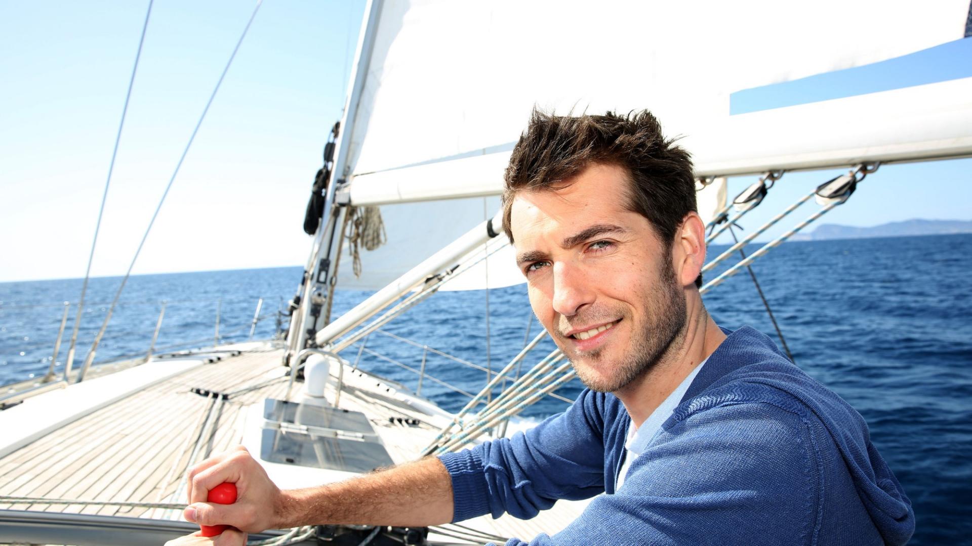 Produktbild Wassersportversicherung - Ein Mann auf einem Segelboot